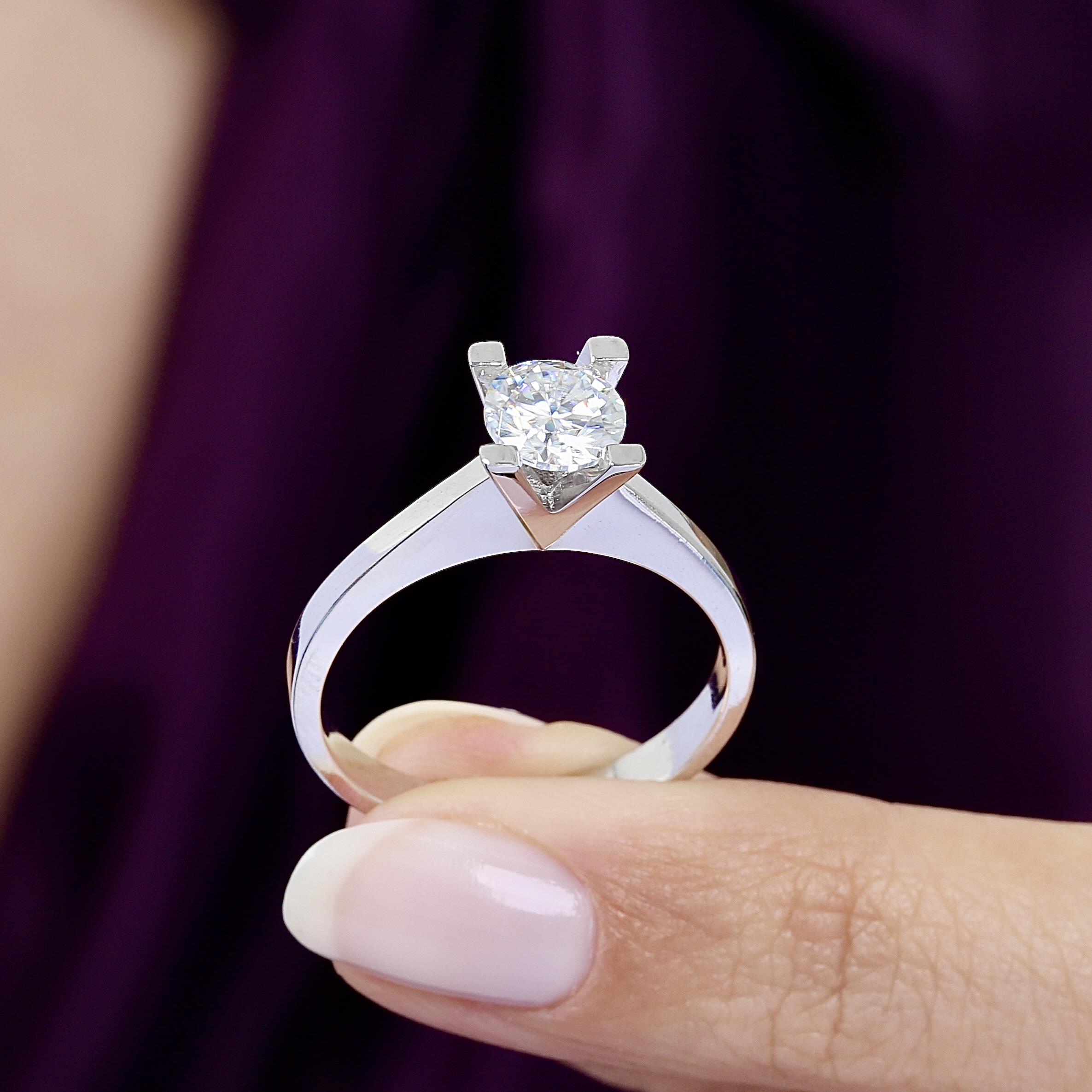 0.80 Ct Moissanite Elegant Solitaire 925K Sterling Silver Ring