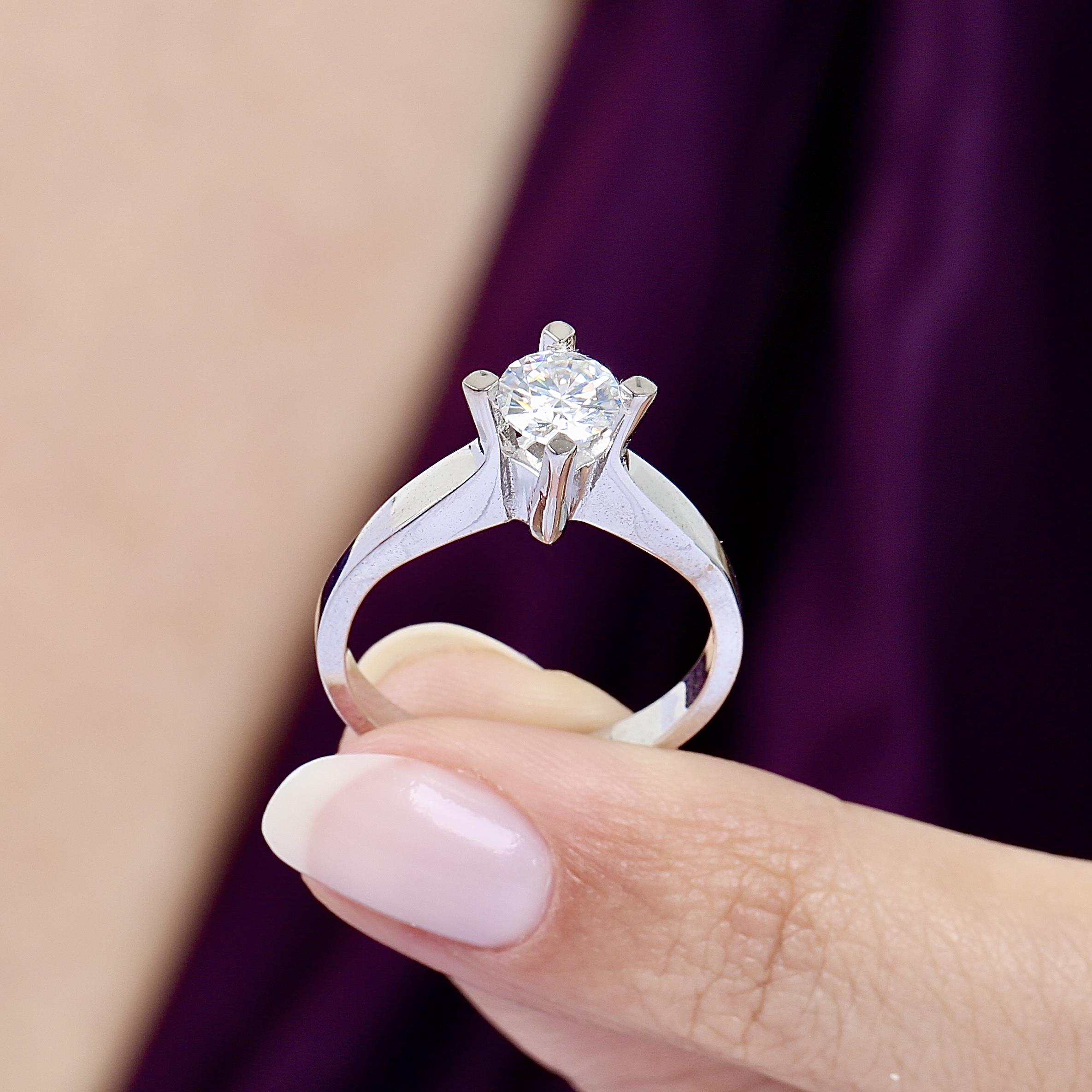 0.60 Ct Moissanite Lustrous Solitaire 925K Sterling Silver Ring