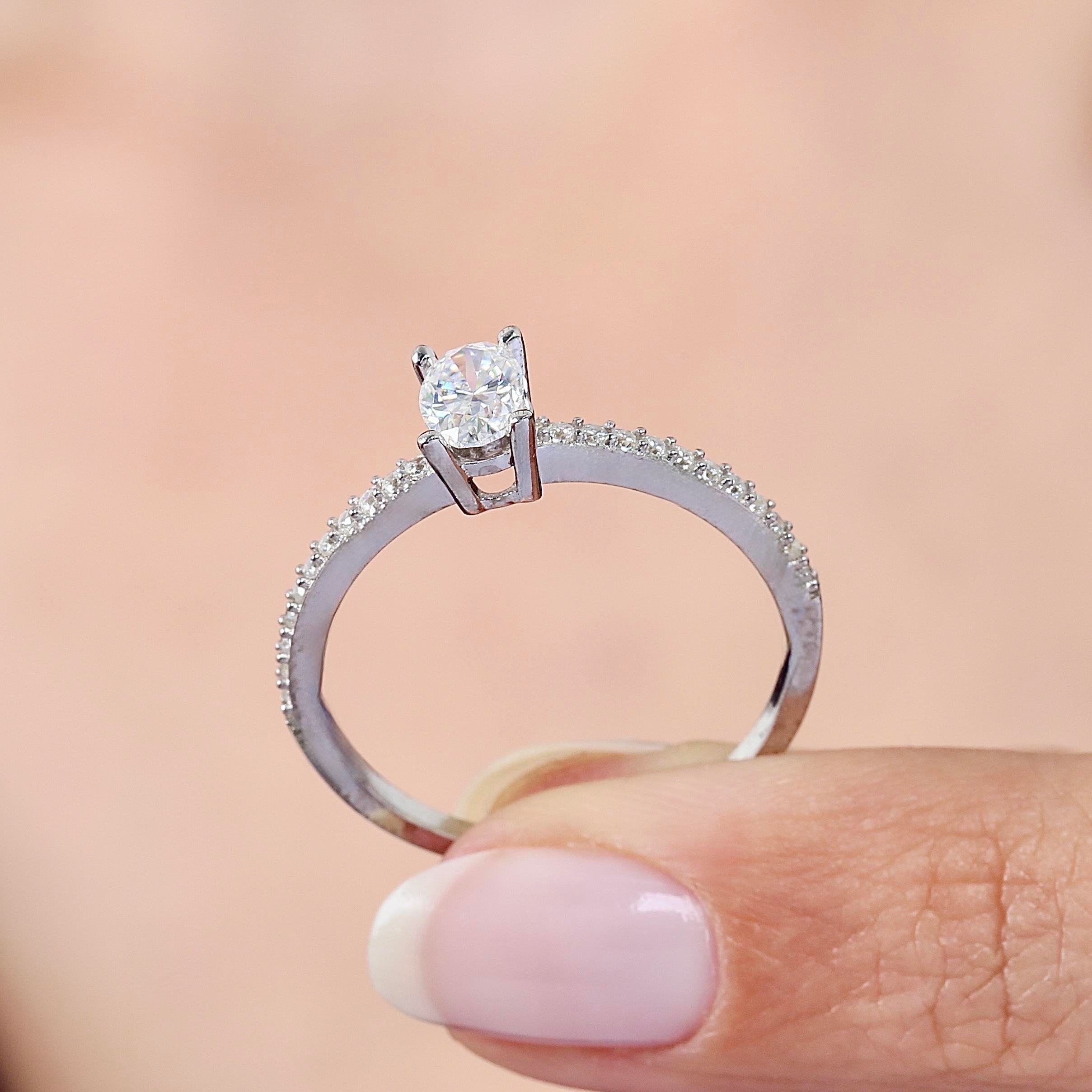 0.50 Ct Moissanite Oval Cut Solitaire 925K Sterling Silver Ring