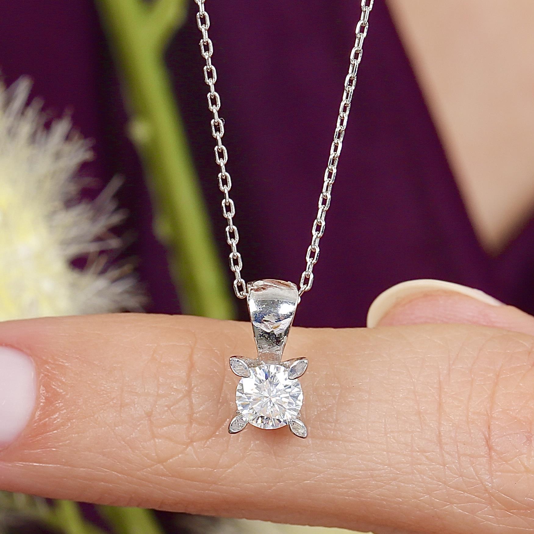 0.33 Ct Moissanite Brilliant Solitaire 925K Sterling Silver Necklace