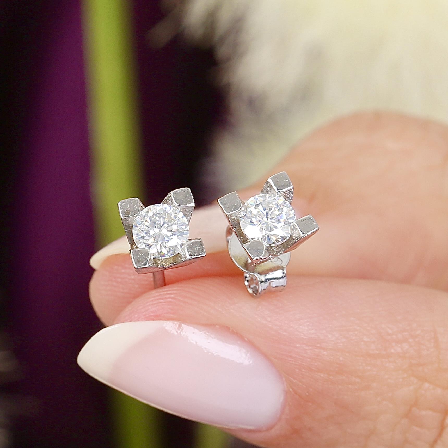 0.66 Ct Moissanite Unique Elegance Solitaire 925K Sterling Silver Earrings