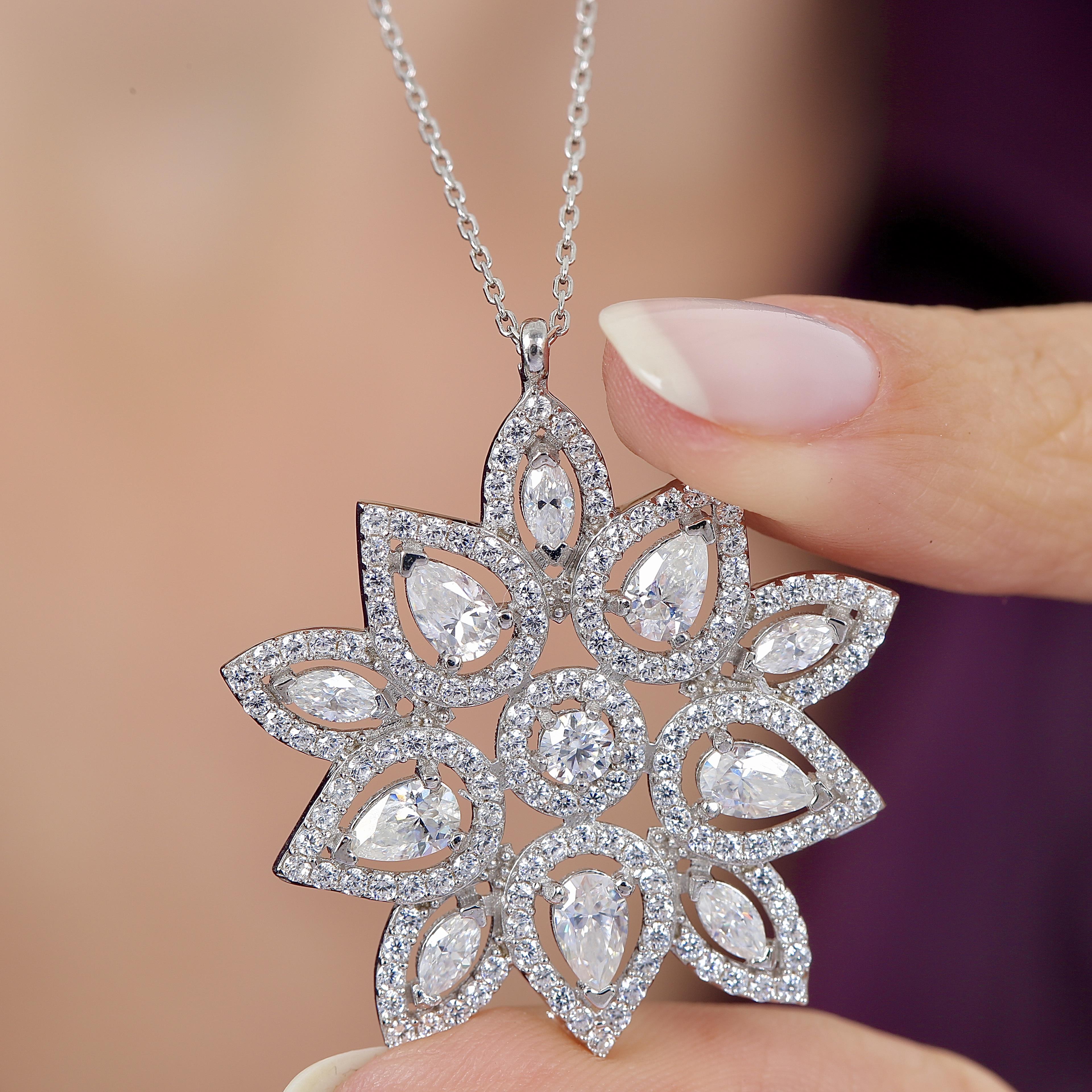 1.36 Ct Moissanite Majestic Lotus Star 925K Sterling Silver Necklace