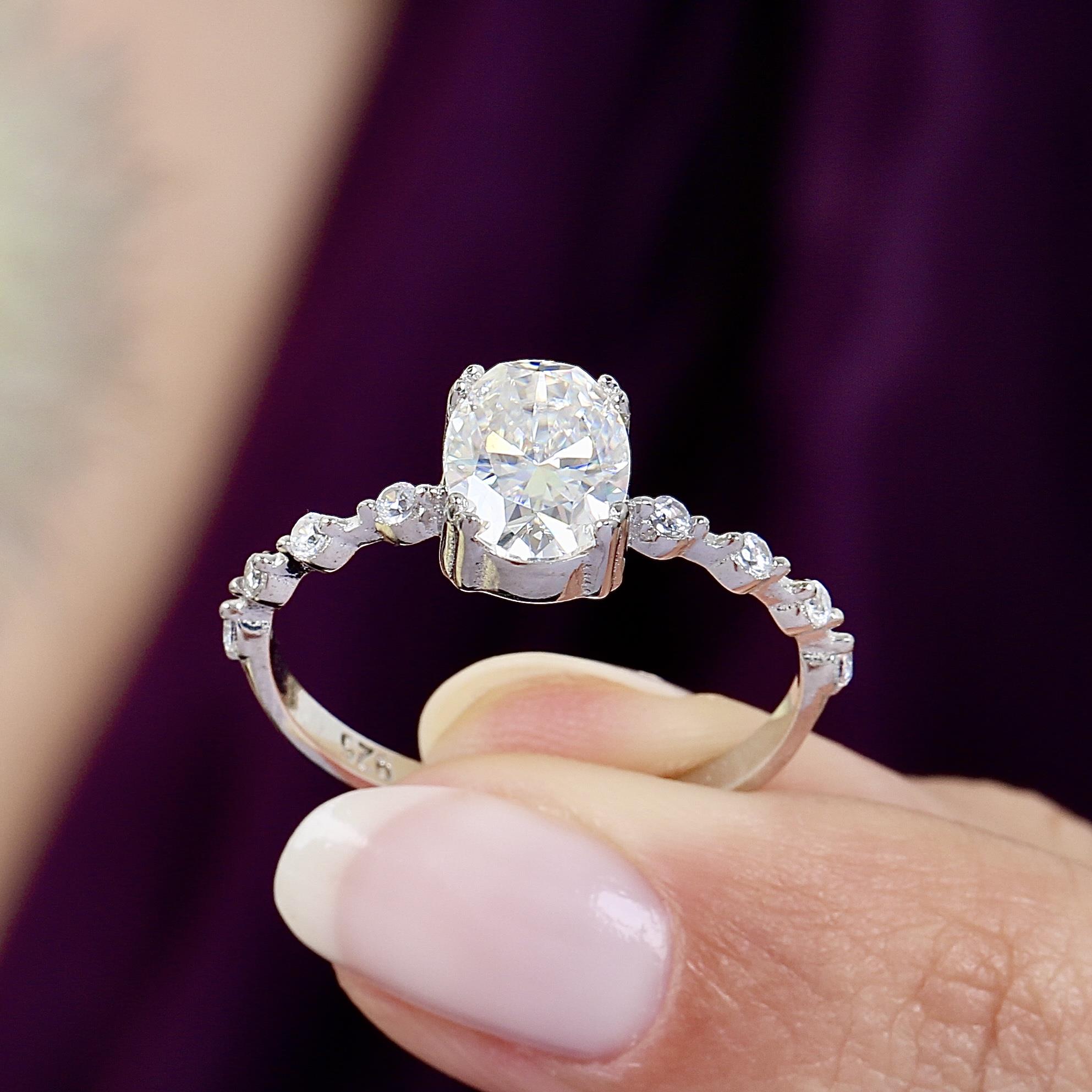 1.50 Ct Moissanite Elegant Oval Solitaire 925K Sterling Silver Ring