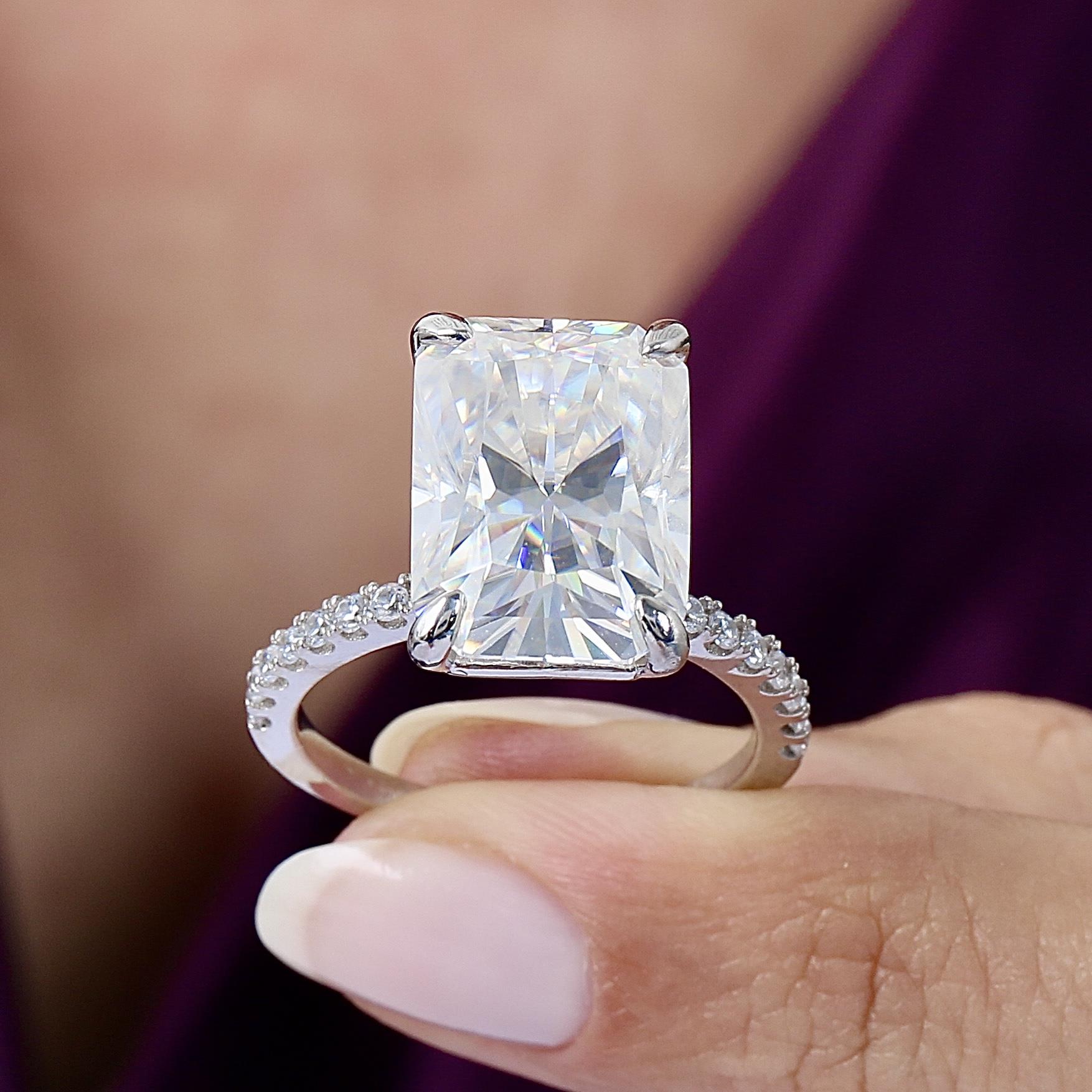 10.00 Ct Moissanite Sparkling Modern Grandeur Solitaire 925K Sterling Silver Ring