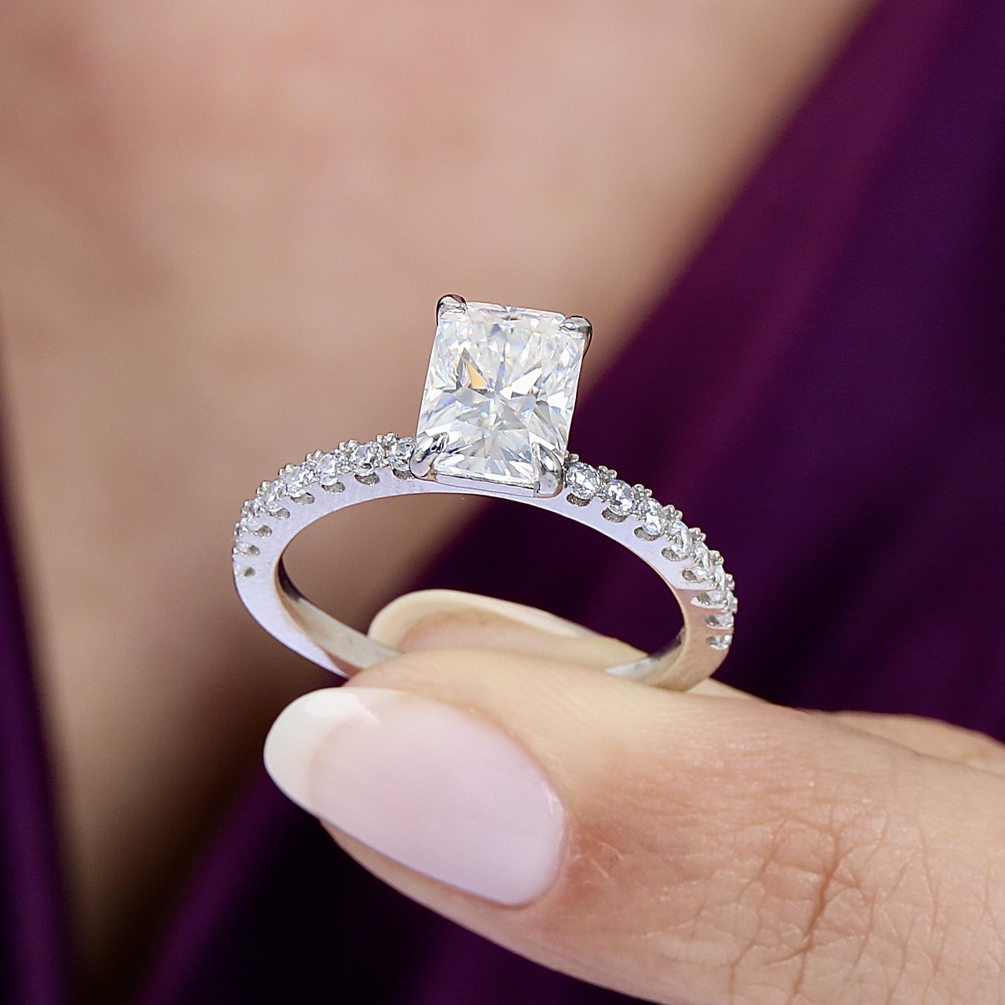 2.00 Ct Moissanite Sparkling Modern Grandeur Solitaire 925K Sterling Silver Ring