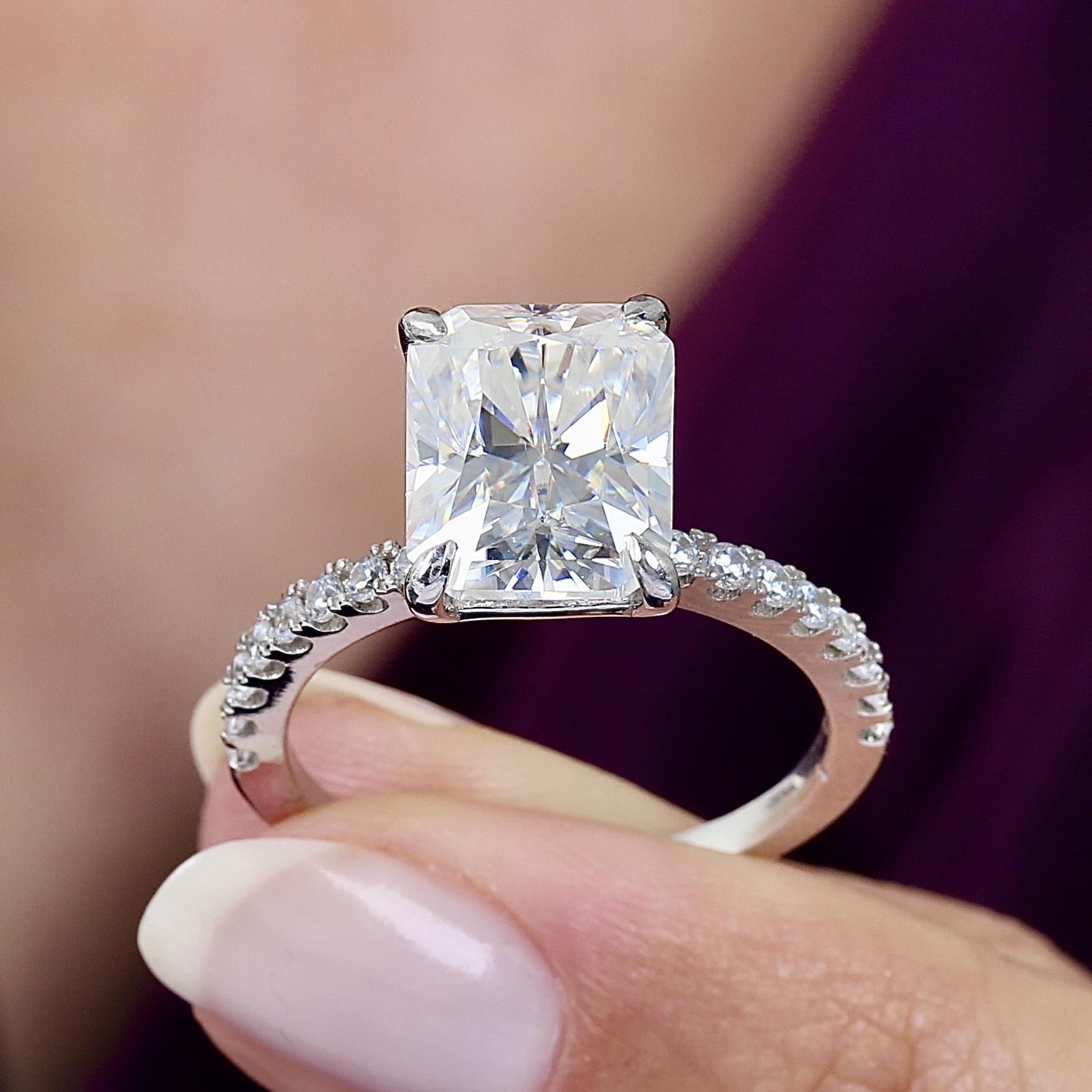 4.00 Ct Moissanite Sparkling Modern Grandeur Solitaire 925K Sterling Silver Ring